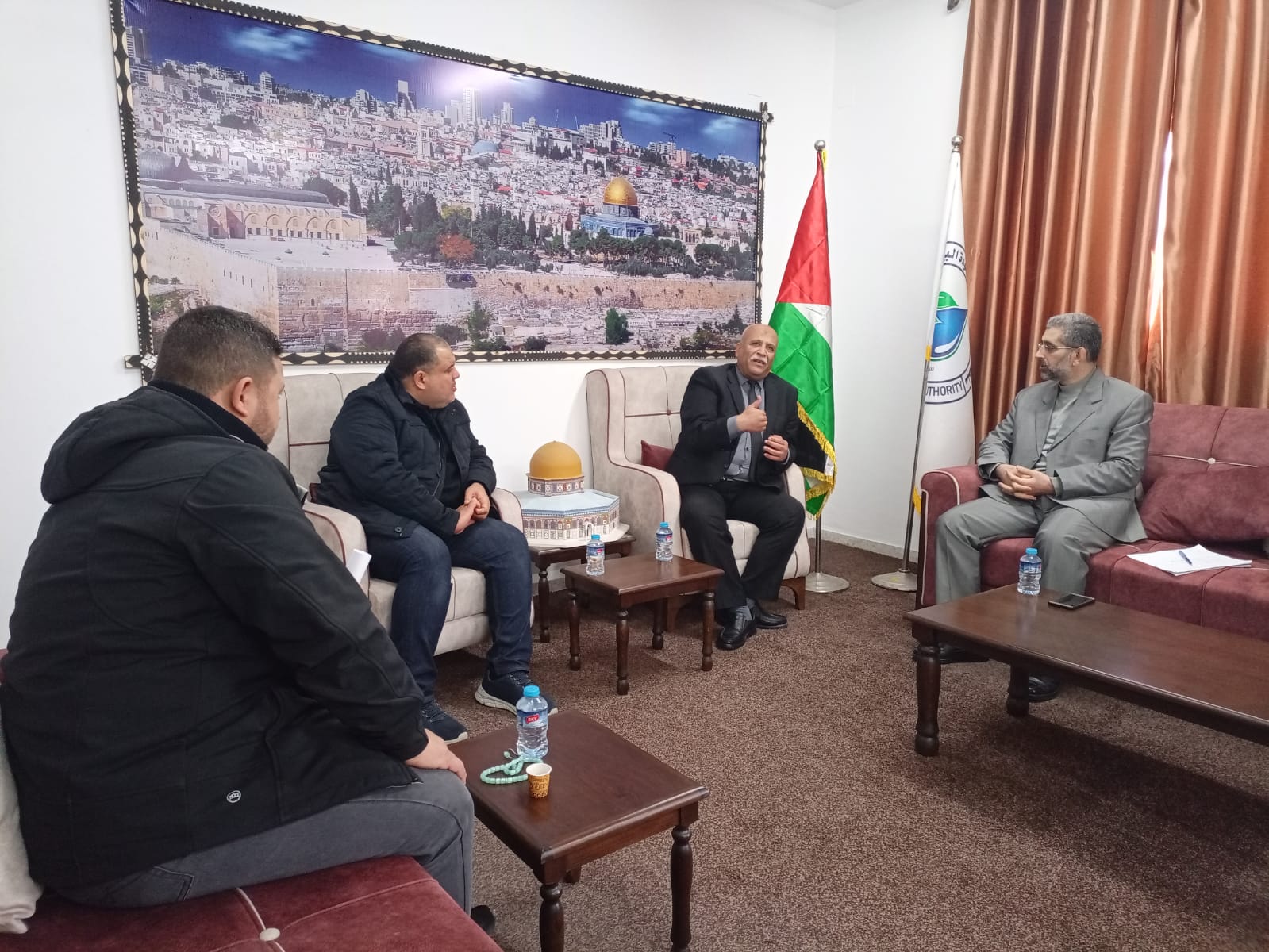 لتسوية الملفات العالقة  رئيس سلطة المياه وجودة البيئة يستقبل وفد من شركة بال فود
