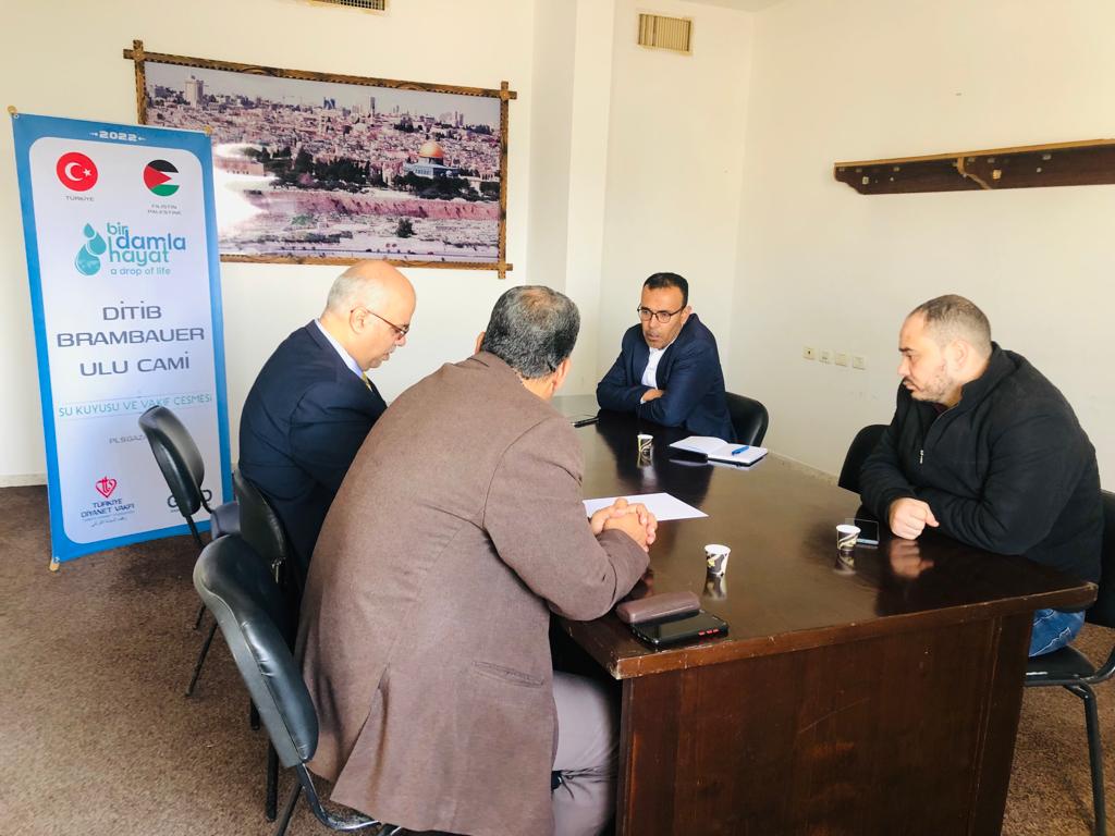لمناقشة الملفات المشتركة  سلطة المياه وجودة البيئة تجتمع مع عدة جهات شريكة بخصوص حفر بئر ومحطة تحلية لصالح بلدية دير البلح