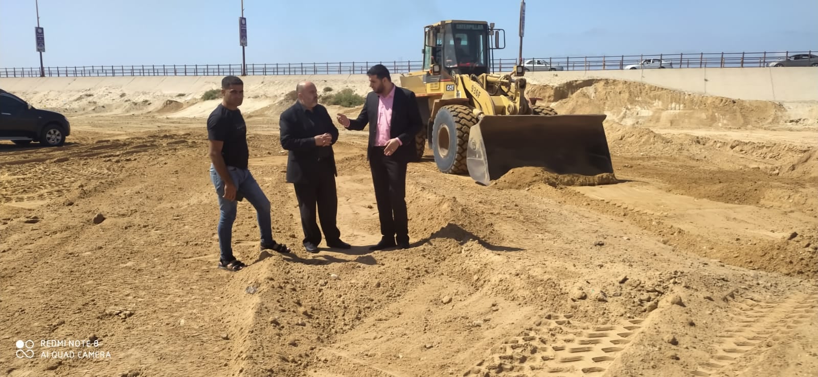 بمتابعة سلطة المياه وجودة البيئة بلدية النصيرات تباشر بتنظيف النفايات الصلبة في مجرى وادي غزة