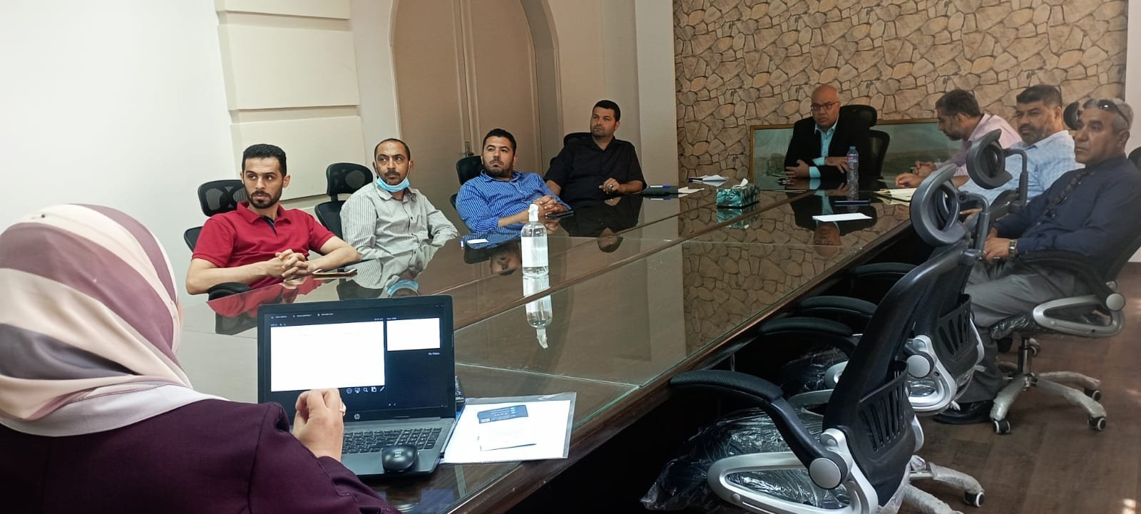 اجتماع حول مناقشة ميثاق متلقي الخدمة